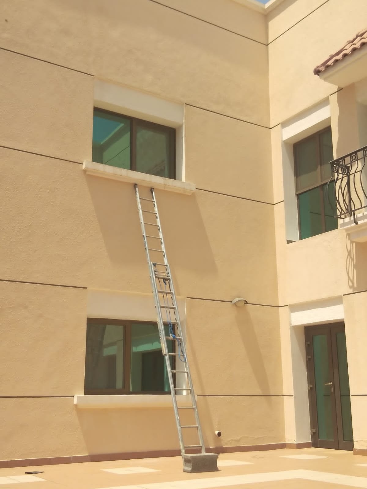ترميم وتشطيب جدران المنازل باحترافية.