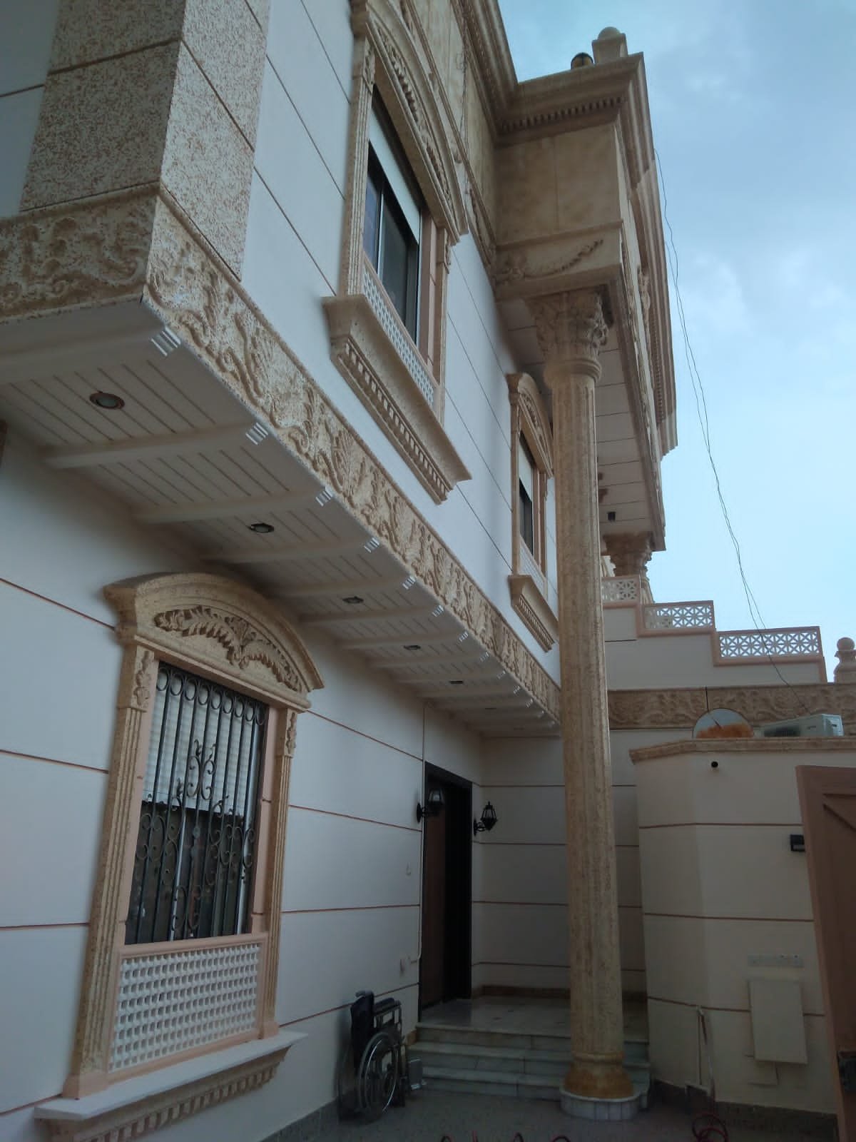 خدمات ترميم المنازل وإعادة تأهيل الجدران.