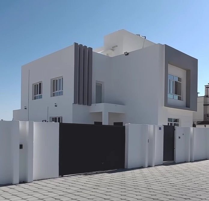 معلم بويات تبوك يعمل على دهان جدران المنزل