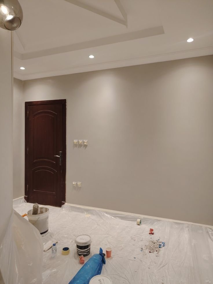 معلم دهانات فلل تبوك أثناء العمل